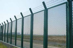 规格齐全 公路浸塑防护网 焊接框架护栏网 桃型柱护栏网