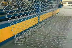 篮球场围网楼顶防护网学校操场公园铁丝球场围栏网镀锌勾花菱形网